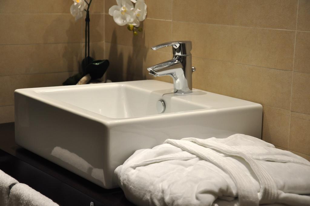 The Royals Experience Bed & Breakfast Naples Room photo